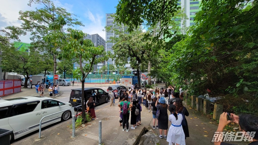 吸引大批神徒到場。